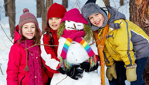 Kinder mit Schneemann in Bayern